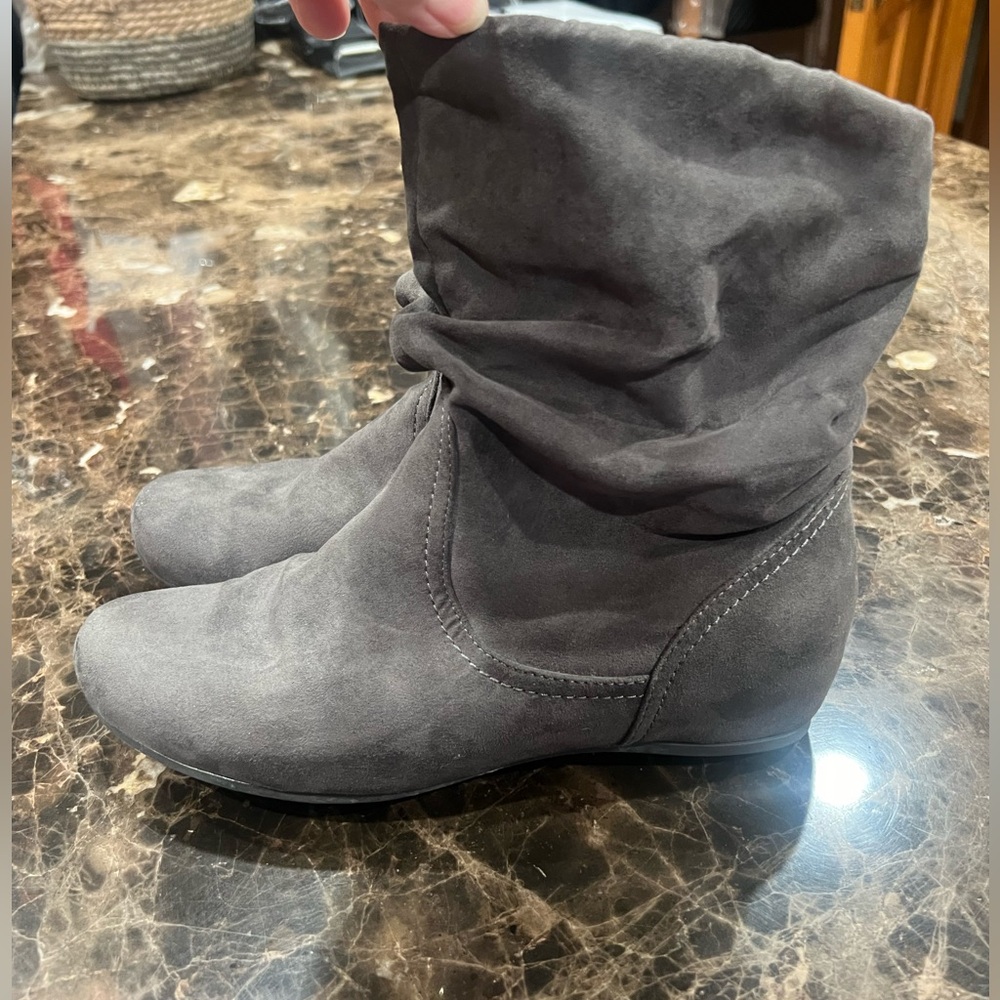 Ladies carney booties gray suede size 8
